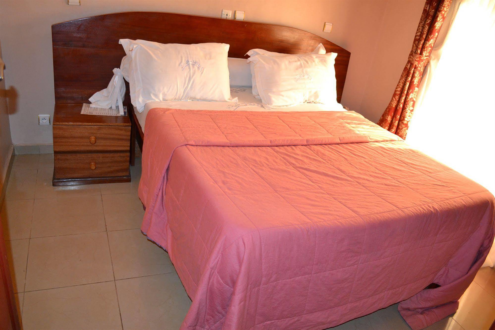 במנדה Mawa Hotel מראה חיצוני תמונה